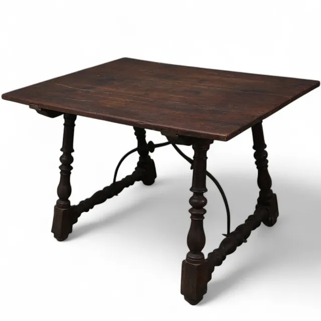 Baroque style table of guarantors in walnut wood, from the beginning of the 20th century.