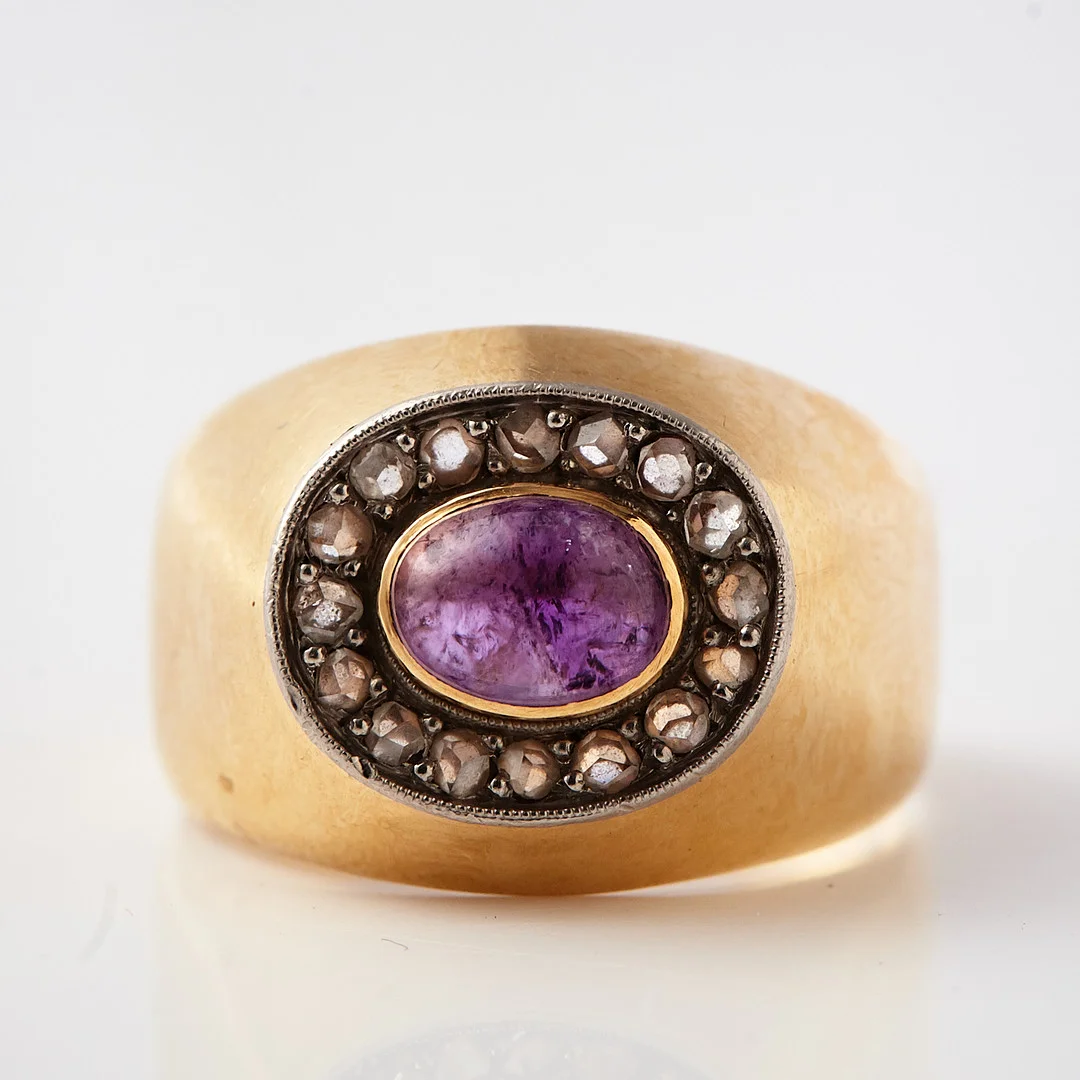 RING, 18 k guld, cabochonslipad ametist, bekransad av 16 rosenslipade diamanter. — Rings — Stockholms Auktionsverk Magasin 5