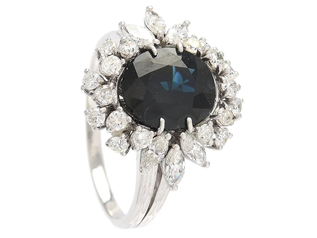 RING, 18K vitguld, safir ca 4,50 ct, diamanter ca 1,15 ctv, ca TW-Cr/VS-P, stl 19,5 mm, vikt 6,8 g, 3 diamanter skadade, några med nagg, svaga fattningar. — Smycken/Ring — Kaplans