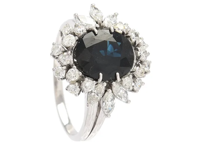 RING, 18K vitguld, safir ca 4,50 ct, diamanter ca 1,15 ctv, ca TW-Cr/VS-P, stl 19,5 mm, vikt 6,8 g, 3 diamanter skadade, några med nagg, svaga fattningar.