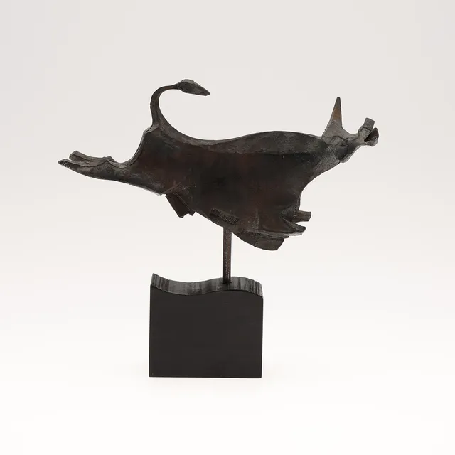 LARS LARSSON. Skulptur, tjur på sockel, konstsmide, signerad.