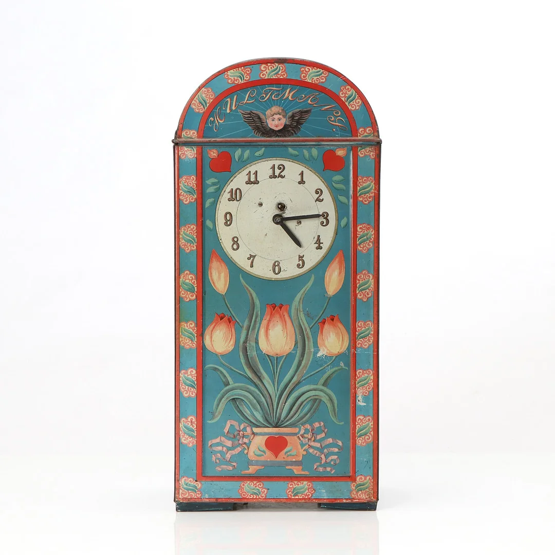 HULTMANS, BORDSUR/KAKBURK. Litograferad plåt. Allmogestil, 1900-talets första hälft. — Mantel clocks — Skånes Auktionsverk