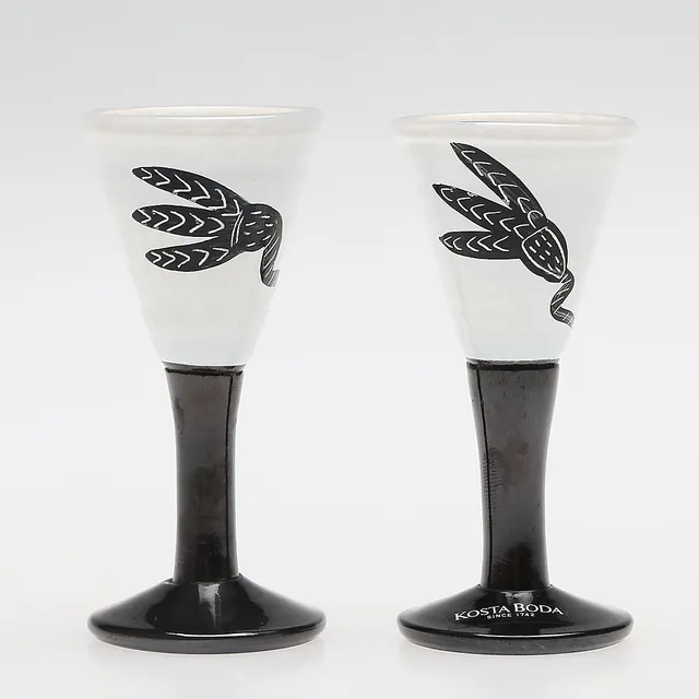 ULRICA HYDMAN-VALLIEN. Snapsglas, 2 st, glas, "Caramba", Artist collection, Kosta Boda, signerade.