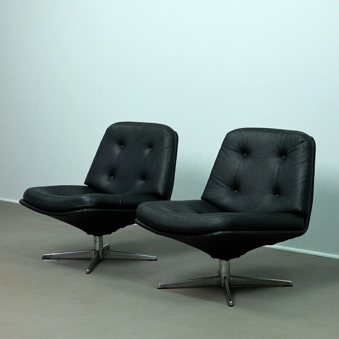 GILLIS LUNDGREN. Paar Drehsessel für IKEA, Vinyl / Kunstleder und verchromtes Metall, 1960er Jahre (2). — Armchairs & Chairs — Rheinveld Auktionen