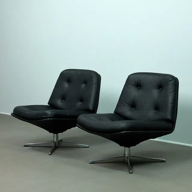 GILLIS LUNDGREN. Paar Drehsessel für IKEA, Vinyl / Kunstleder und verchromtes Metall, 1960er Jahre (2).