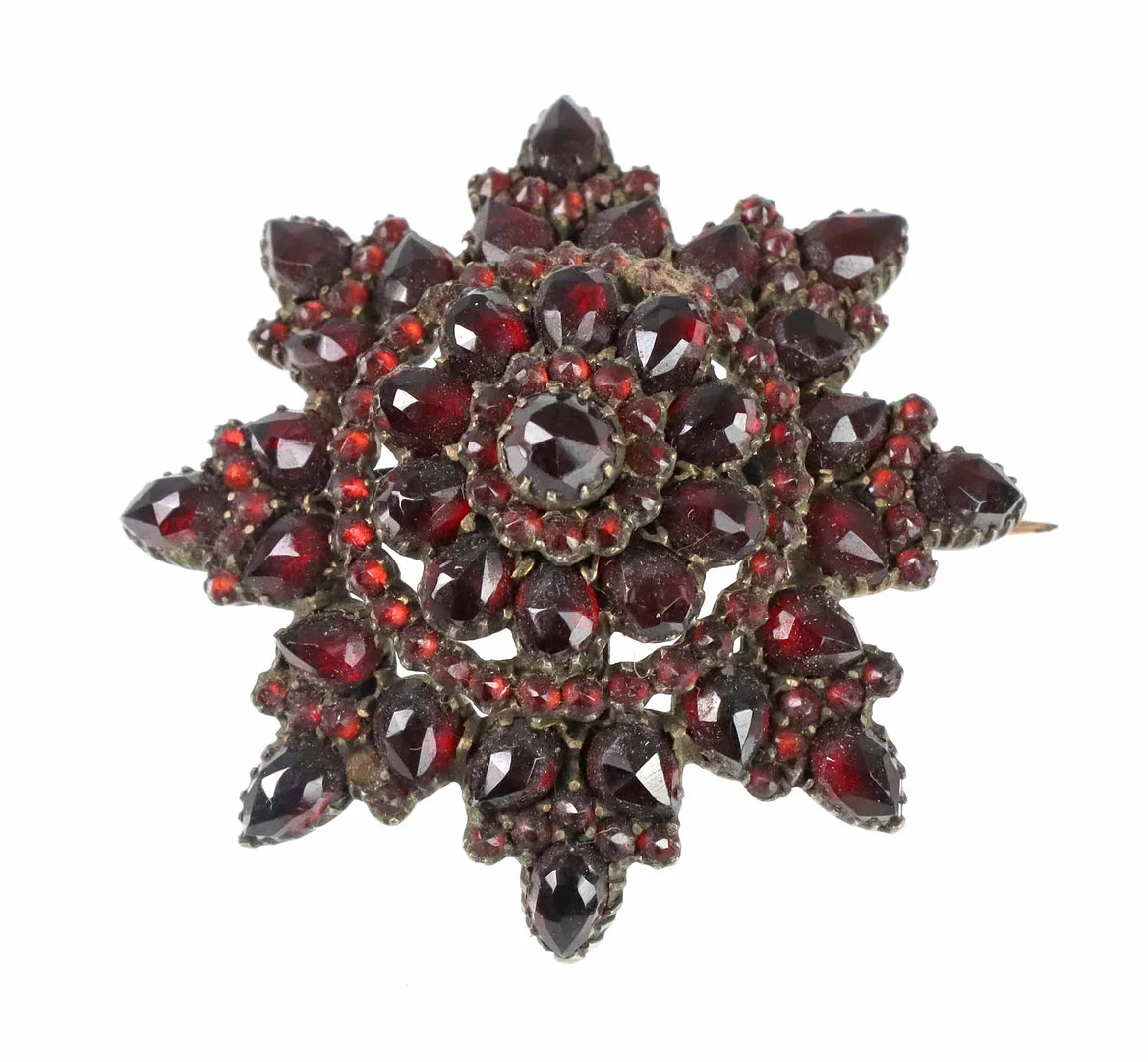 ANTIKE GRANAT BROSCHE um 1900. — Brooches & Pendants — Auktionshaus Bossard