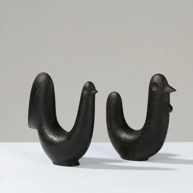 Et par støbejernsfigurer forestillende stiliserede fugle, (2).