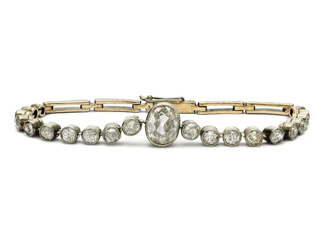 ARMBAND, silver/14K guld, oval gammalslipad diamant ca 1,60 ct TCa/P1, 20 gammalslipade diamanter ca 2,95 ctv, längd 17,5 cm, vikt 11,6 g, en diamant skadad.