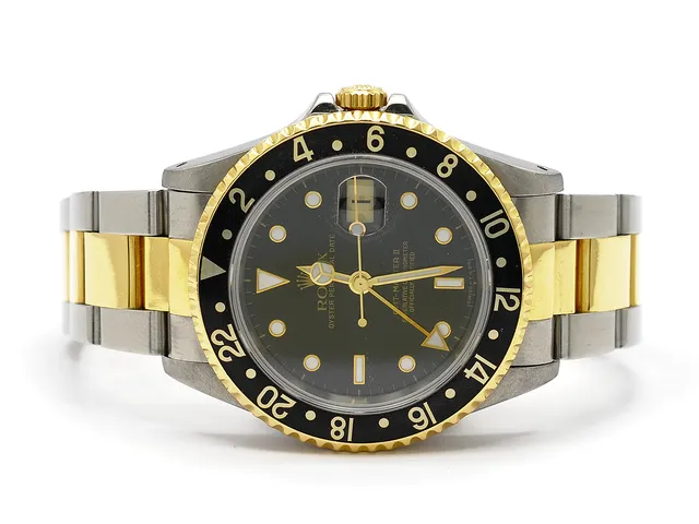 ROLEX, Oyster Perpetual Date, GMT-Master II, Chronometer, Ref nr. 16713, Serie nr. W153793, Cal 3185, Verk nr. 7815327, Boett nr. 2180, herrur, 40 mm, stål/guld, automatisk, safirglas, datum, 24-timmarsvisning, Oysterlocklänk, viklås, Ref nr. 78793-Z2/401 B, servad april 2009, cert, december 1997, box, ytterkartong.