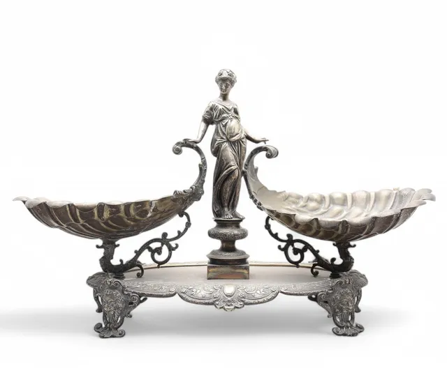 Silvery metal centrepiece, 20th Century.