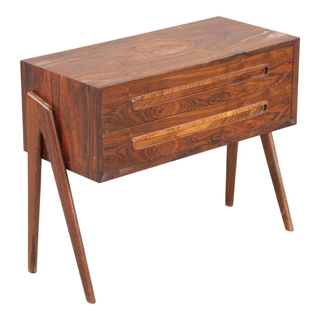 DANSK DESIGN. Lille kommode af palisander, 1960'erne. — Chests of drawers — Bidstrup Auktioner