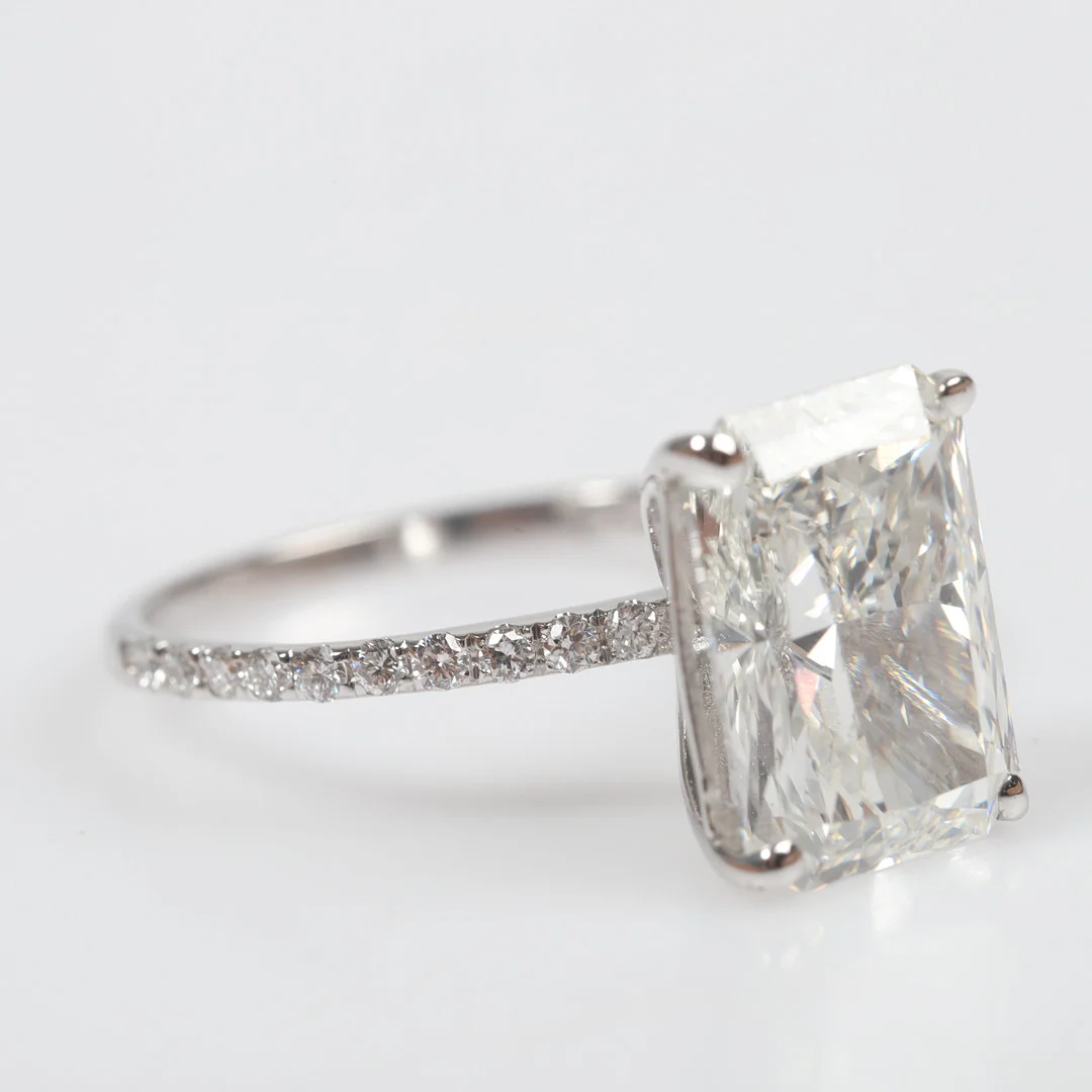 RING, 14 K vitguld med korsslipad rektangulär diamant, 4,03 ct, labbodlad. — Rings — Helsingborgs Auktionskammare
