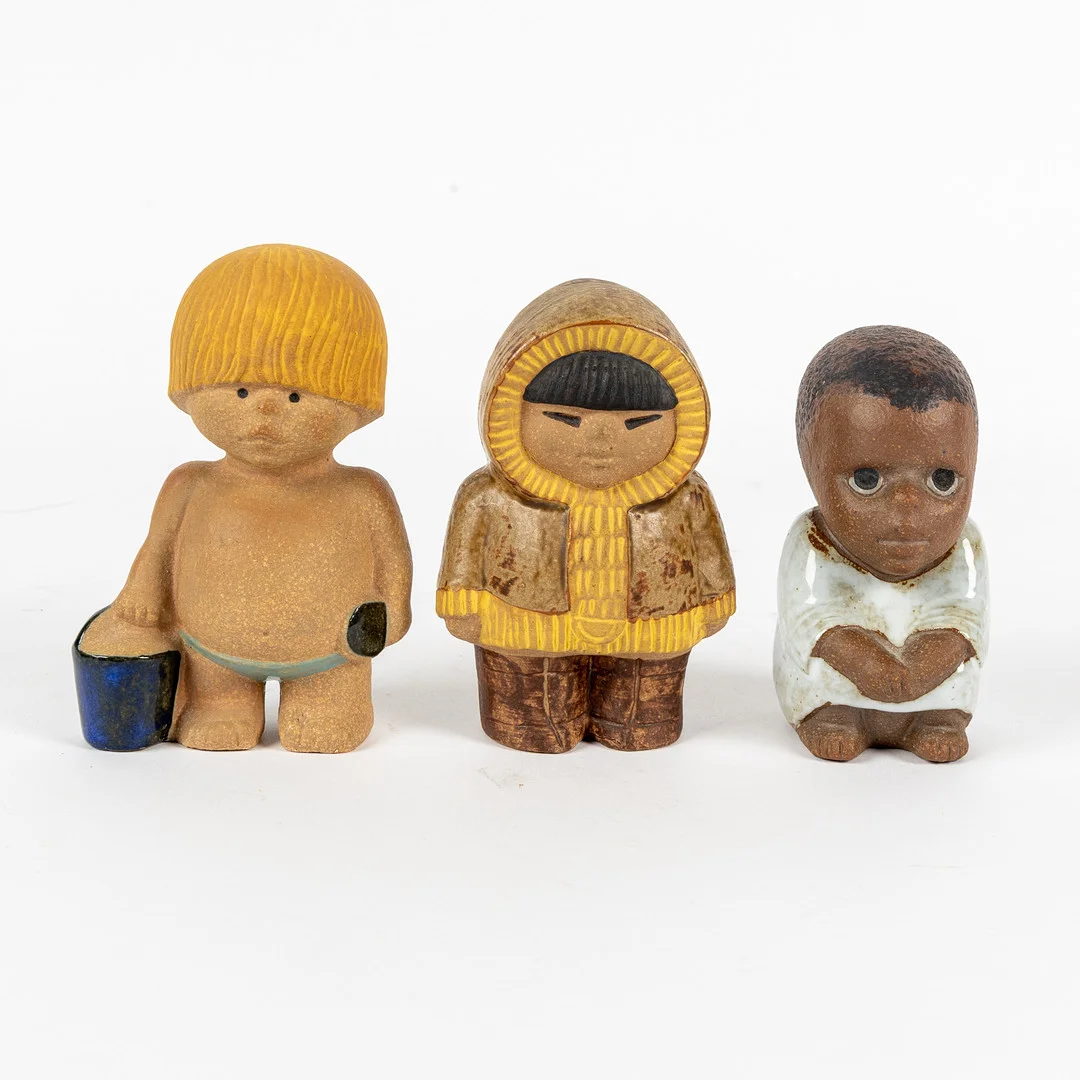 LISA LARSON. Figuriner, 3 st, keramik, ur "All världens barn", Gustavsberg. — European — Stockholms Auktionsverk Helsingborg