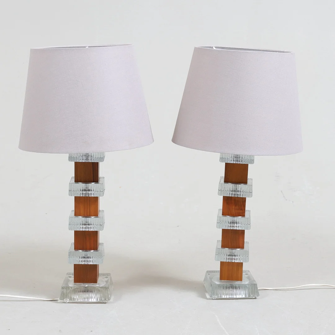 BORDSLAMPOR, 1 par, glas & teak, Ateljé Glas & Trä, Hovmantorp, 1960/70-tal. — Table Lamps — Gomér & Andersson Nyköping