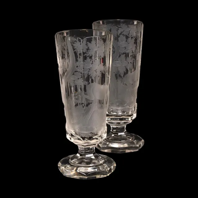 GLAS, 2 st, slipad dekor, jaktmotiv, 1900-tal.