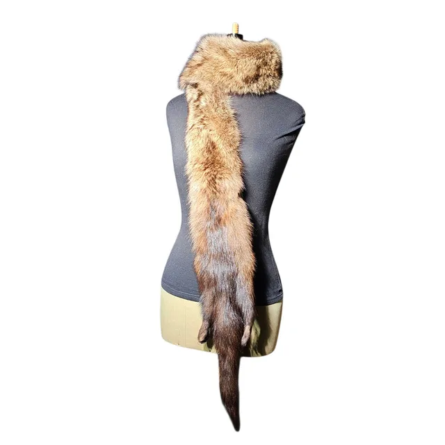 Bufanda de renard con colas. En tonos marrones.