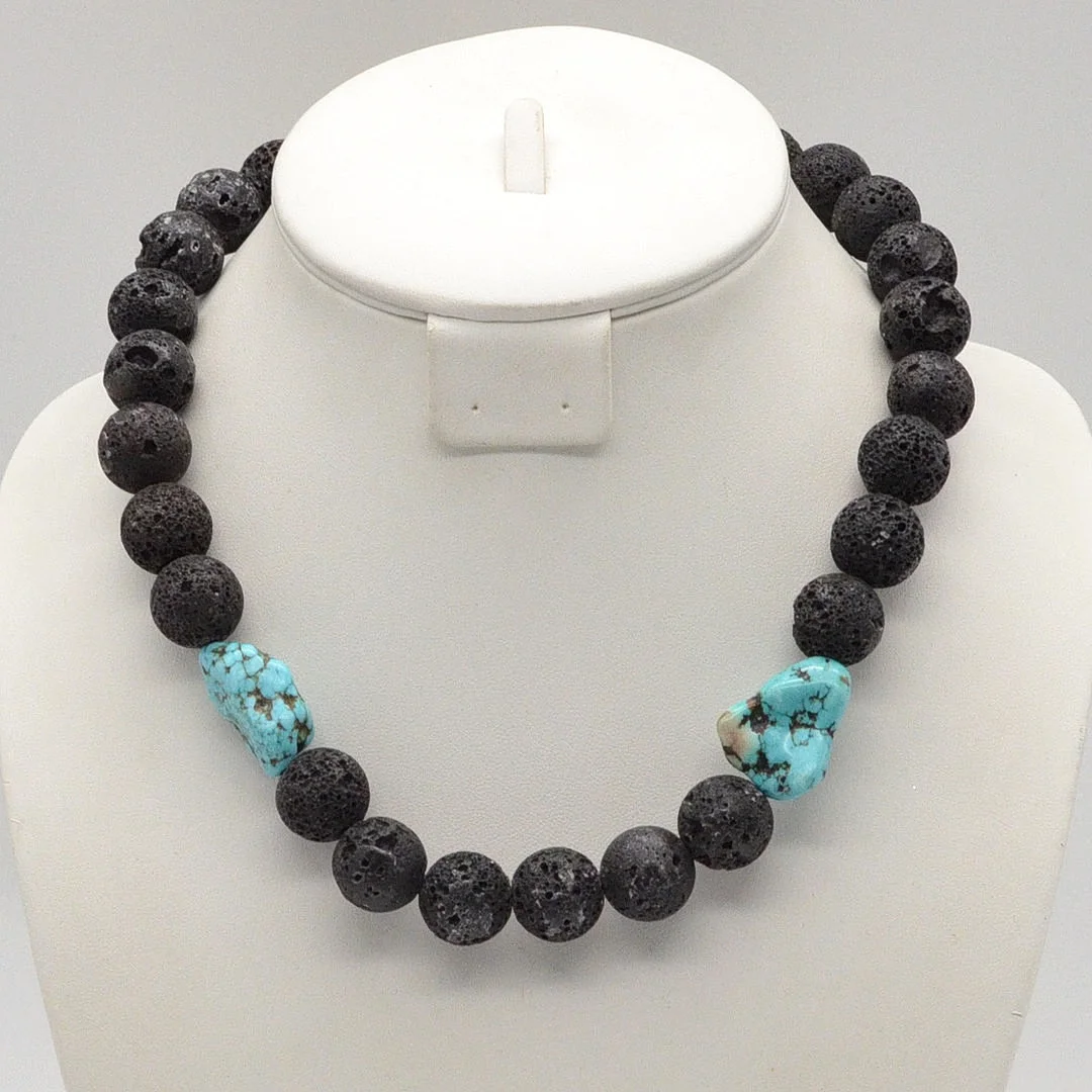 PERLENCOLLIER AUS LAVASTEIN, 2x TÜRKIS NUGGETS,VERSCHLUSS AUS STERLINGSILBER, VINTAGE, CA. 49 CM. — Necklace — Kunst- und Auktionshaus Kleinhenz