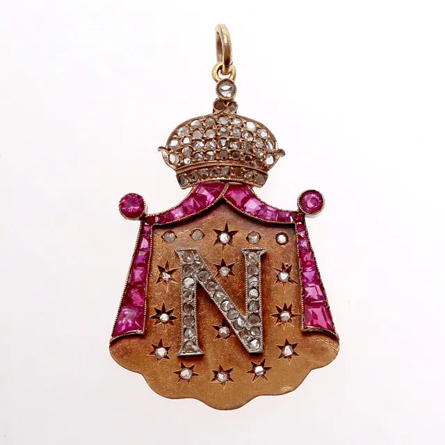 Pendant with initial crowned with diamonds, from the beginning of the 20th century.