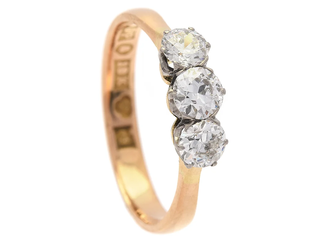 TRESTENSRING, 18K guld/vitguld, gammalslipade diamanter ca 1,00 ctv, ca TW-W(G-H)/P, John Petterssons Eftr Juvelerar, Stockholm 1956, stl 18,75 mm, vikt 3,6 g, alla tre diamanterna har skada på och vid rondist. — Smycken/Ring — Kaplans