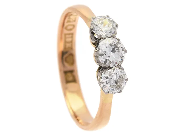 TRESTENSRING, 18K guld/vitguld, gammalslipade diamanter ca 1,00 ctv, ca TW-W(G-H)/P, John Petterssons Eftr Juvelerar, Stockholm 1956, stl 18,75 mm, vikt 3,6 g, alla tre diamanterna har skada på och vid rondist.