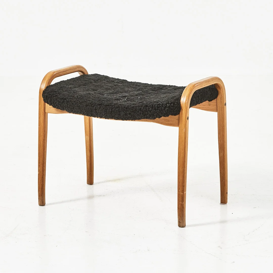 YNGVE EKSTRÖM. "Lamino", fotpall, Swedese, stomme i ek, klädsel i svart fårskinn. — Armchairs & Chairs — Stockholms Auktionsverk Magasin 5