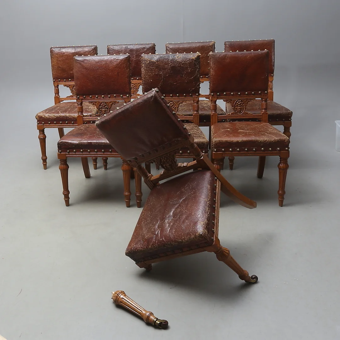 STOLAR, 8 st, präglat skinn, trä, 1800-talets slut. — Armchairs & Chairs — Auktionshuset Kolonn