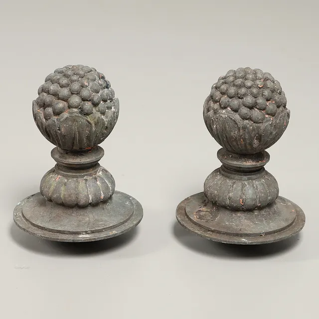 A PAIR OF CAST IRON GATE POST FINIALS.