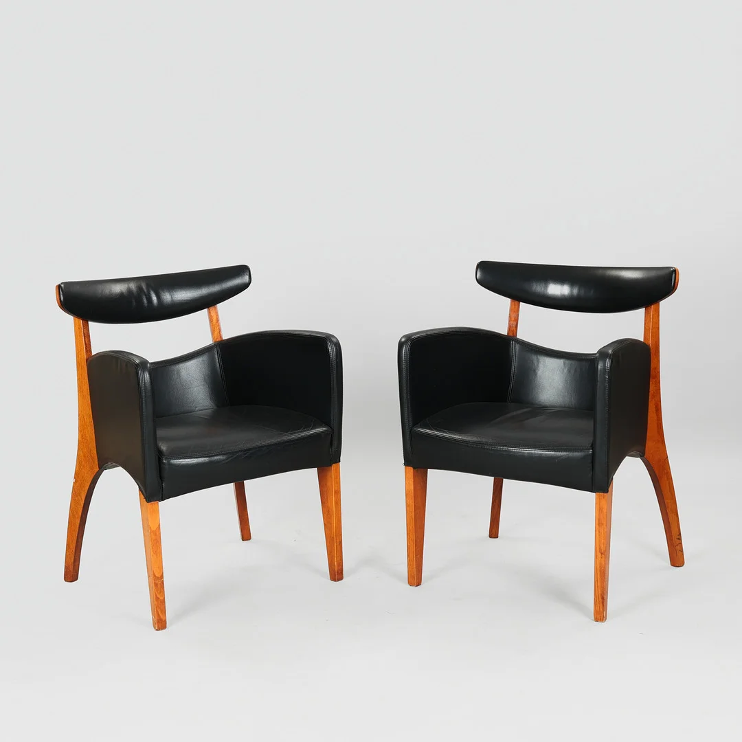 Et par armstole med stel af bejdset bøg, sæde og kopstykke betrukket med sort læder, 1960/70'erne, (2). — Armchairs & Chairs — Palsgaard Kunstauktioner