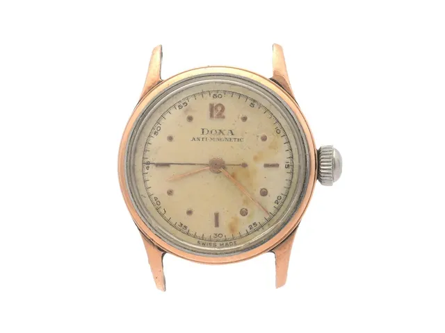 DOXA, Anti-Magnetic, unisex, 28 mm, Boett nr. 5030637, guld på stål, manuell, plexiglas, skadad urtavla, defekt, ca 1945.