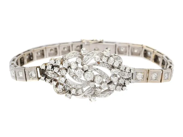 ARMBAND, 18K vitguld, briljant- och åttkantslipade diamanter ca 2,50 ctv, ca TW-Cr/SI-P, längd 17 cm, vikt 24,8 g, armbandet är skadat.