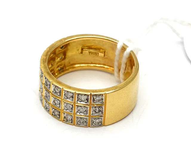 Ring 18K 5,3g Ø16¾ med diamanter 29xca0,01ct, en diamant saknas