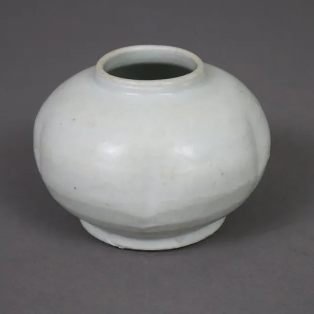 KLEINER SCHULTERTOPF, CHINA, PORZELLANSCHERBEN MIT WEISSER GLASUR.