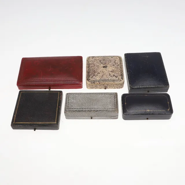 FOURTEEN ASSORTED VINTAGE JEWELLERY BOXES.