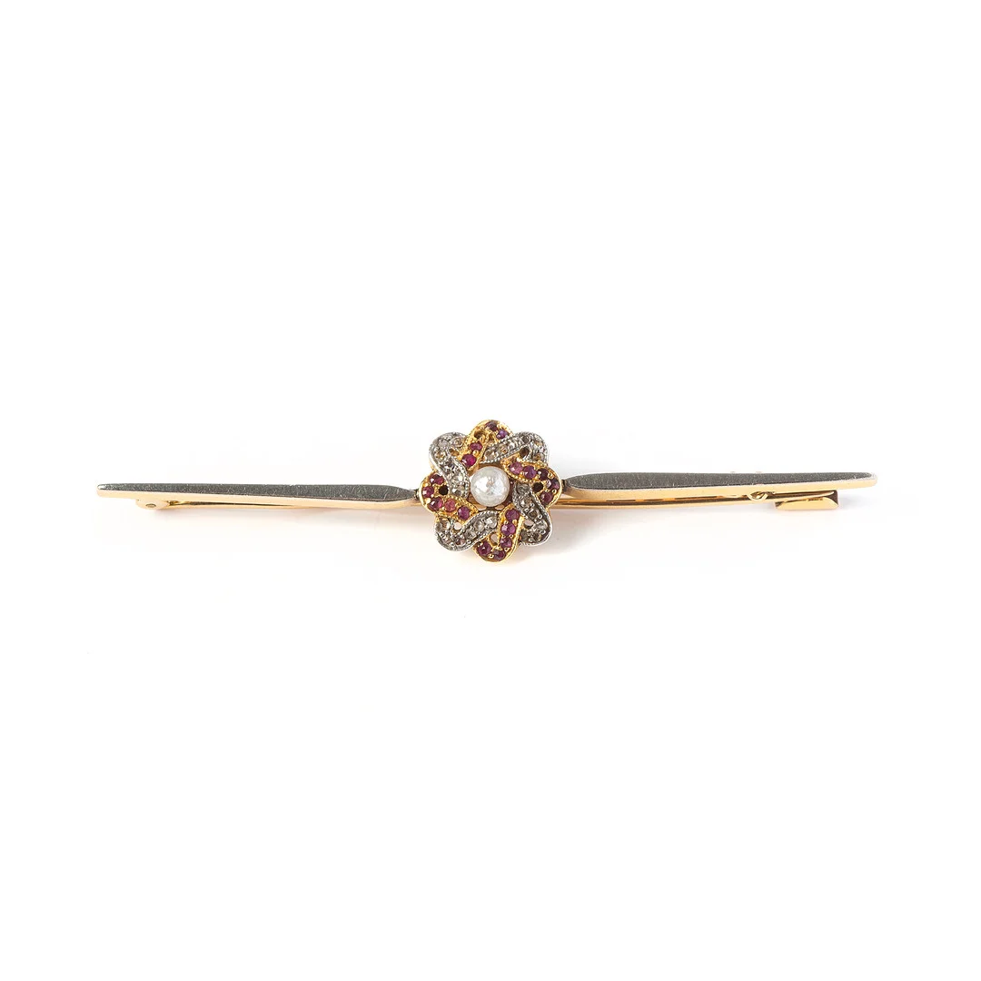 BROSCHNÅL, 18K guld med rosenslipade diamanter, fasettslipade rubiner och troligtvis orientalisk pärla, CG Hallberg, Göteborg, 1917. — Brooches & Pendants — Stockholms Auktionsverk Göteborg