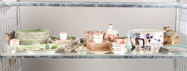A COLECTION OF CERAMICS & GLASSWARE TO INCLUDE DAVENPORT, COALPORT ETC (QTY).
