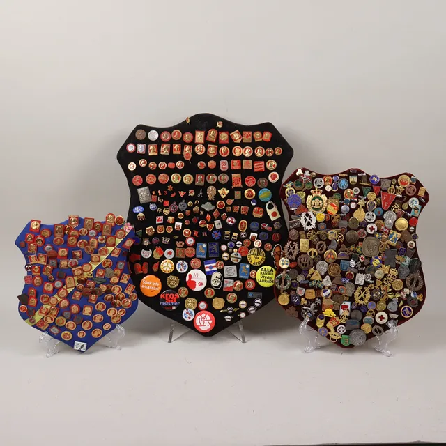 SAMLING NÅLMÄRKEN/PINS, diverse pins, samlat på 3 sköldar.