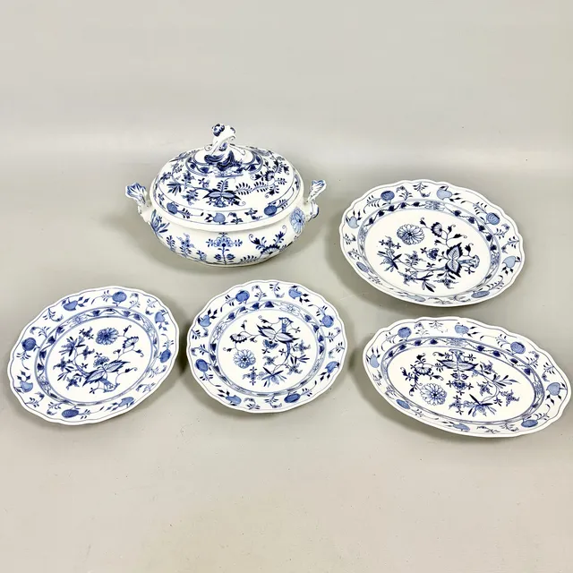 MEISSEN. SERVISDELAR, 5 delar, "Lökmönster", porslin, Tyskland.