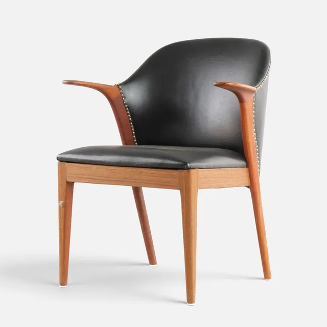 KNUD A. RISAGER HANSEN. Armstol med stel af massiv teak, betrukket med sort sømbeslået kunstlæder. Udført hos Slagelse Møbelværk, model '31'. Danmark, 1950-60'erne.