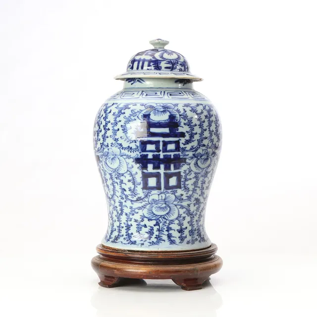 LOCKURNA. Porslin med blåvit dekor av lyckotecken. På senare träsockel. Kina, 1800-tal.