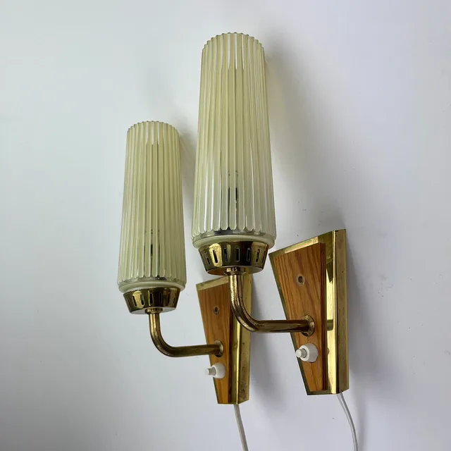 VÄGGLAMPOR, ett par, mässing och furu, 1950/60-tal.