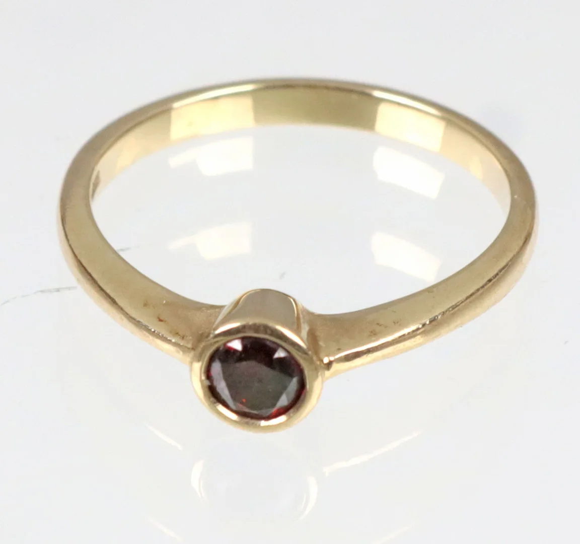 RING MIT ROTEM DIAMANT, Gold 375. — Rings — Auktionshaus Bossard