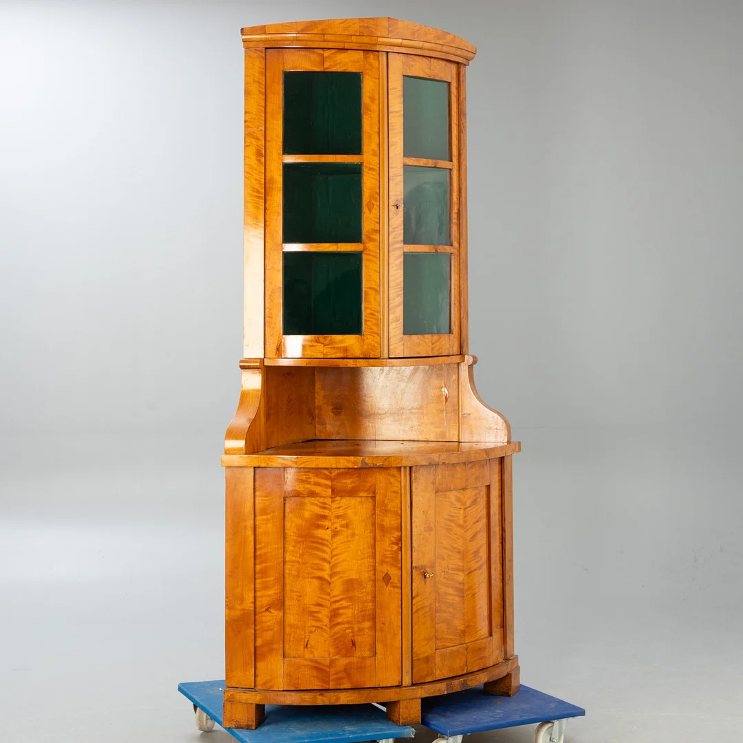 Biedermeier-Eckschrank, Nordddeutschland, um 1820. — Cupboards, Cabinets & Shelves — Stockholms Auktionsverk Hamburg