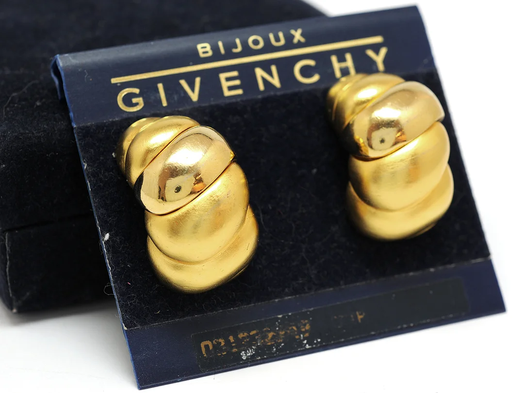ÖRHÄNGEN, GIVENCHY gulmetall clips (ask ej orginal) — Accessoarer/Övrigt — Kaplans