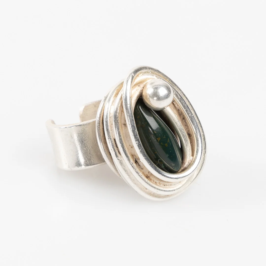 JACOB HULL (DANMARK). Ring, silvertråd, försilvrad skena, Heliotrop (blodsten). — Rings — Stockholms Auktionsverk Helsingborg