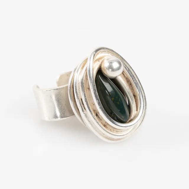 JACOB HULL (DANMARK). Ring, silvertråd, försilvrad skena, Heliotrop (blodsten).