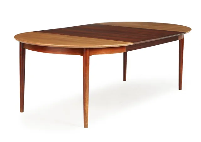 Helge Sibast: A circular rosewood dining table with two extra leaves. Manufactured by Sibast Møbler. H. 71.5. Diam. 120. L. 219 cm. (3)