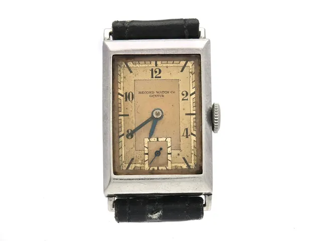 Record Watch Co. Geneve Ø20mm manuell boett nr. 1920, Art Deco 1930-tal, tankmodell med slitet läderband.