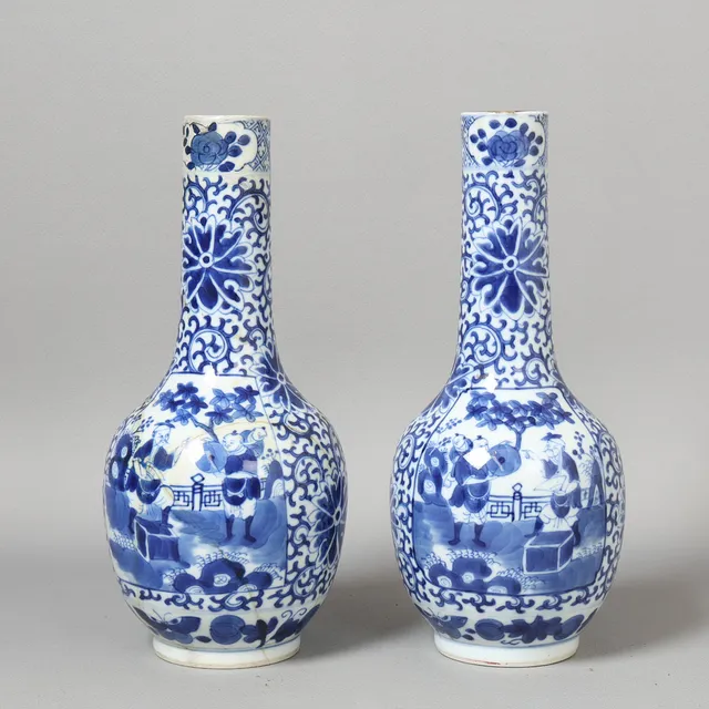 A PAIR OF CHINESE BLUE AND WHITE VASES (2).