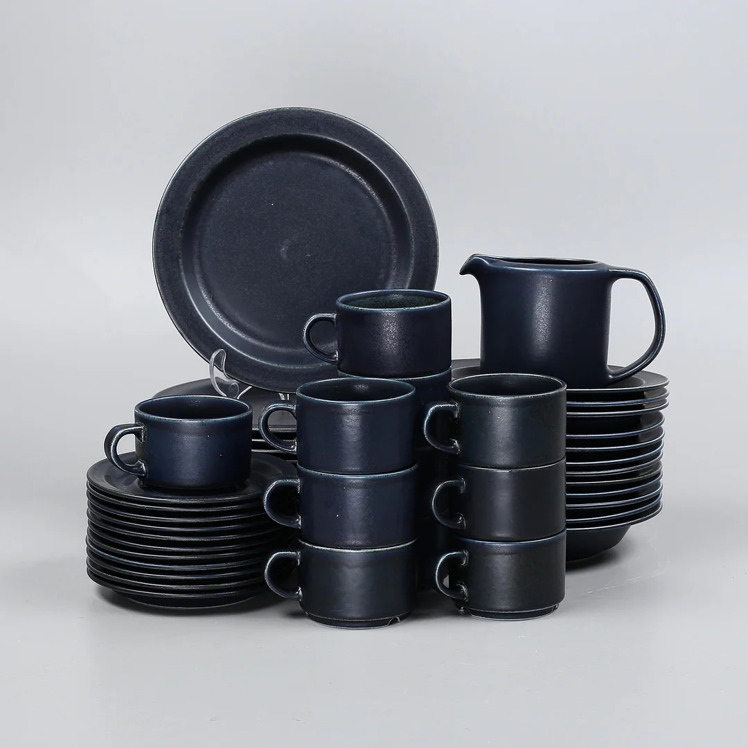 GÖRAN BÄCK. Servisdelar, 36 st, "Korpi", Arabia, 1970-tal. — Tableware — Växjö Auktionskammare