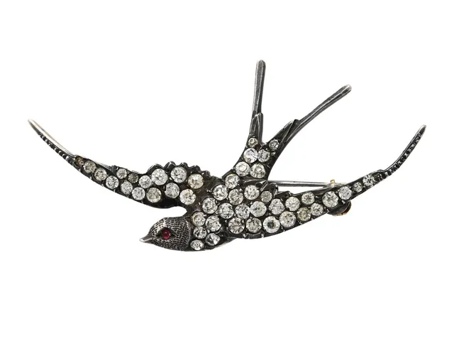 BROSCH, silver, fågel, paste, mått 64,0 x 31,4 mm, vikt 7,7 g.